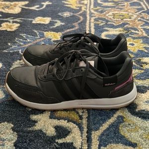 Adidas: Retro Run X Athletic Shoes (879 TL)